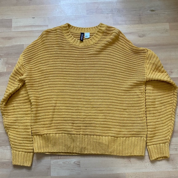 Nice mustard yellow sweater - Picture 2 of 2